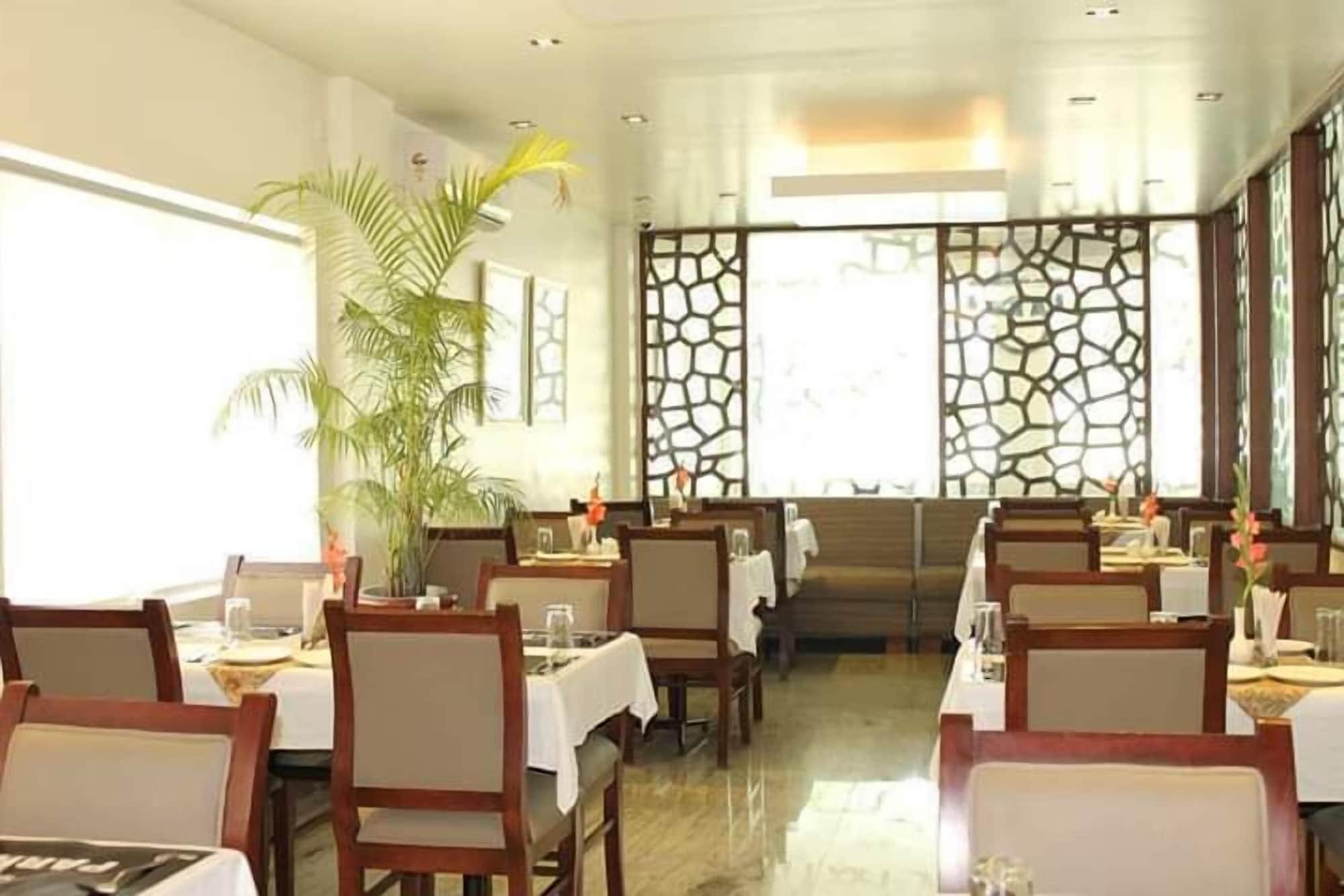 Hotel White Parrot Mysore Esterno foto